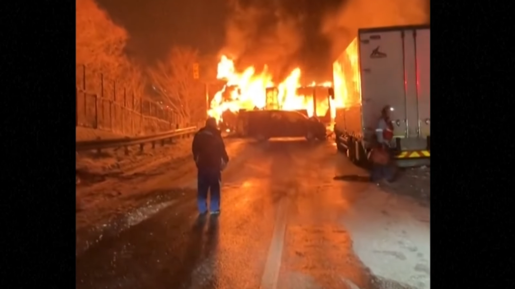 Tömegbaleset: hóvihar miatt több mint 50 autó ütközött össze Japánban