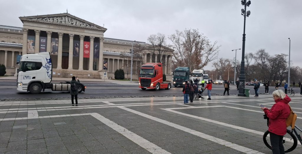 Megérkezett a kamionkonvoj a Hősök terére