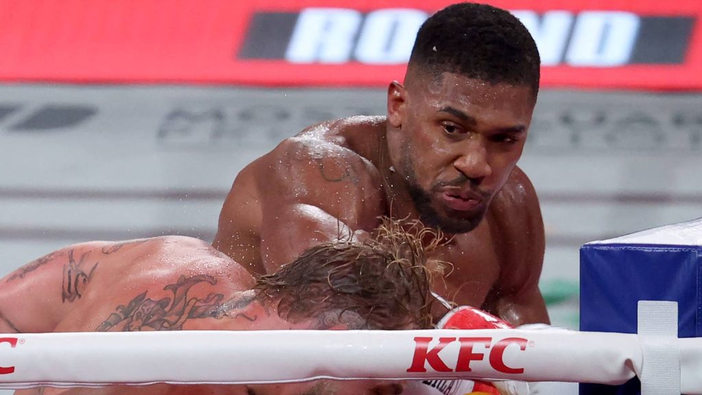 Ketten meghaltak abban az autóban, amelyben Anthony Joshua is utazott
