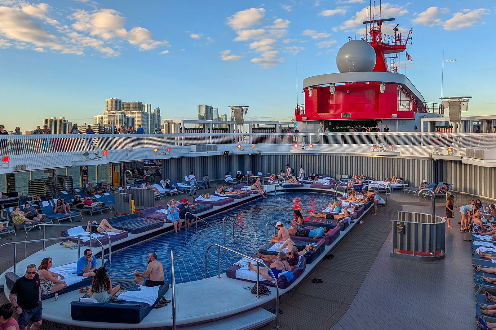 virgin voyages scarlet lady oceánjáró fedélzet