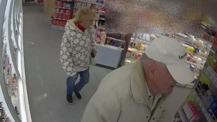 Lopni járt a drogériába egy idős pár – őket keresik