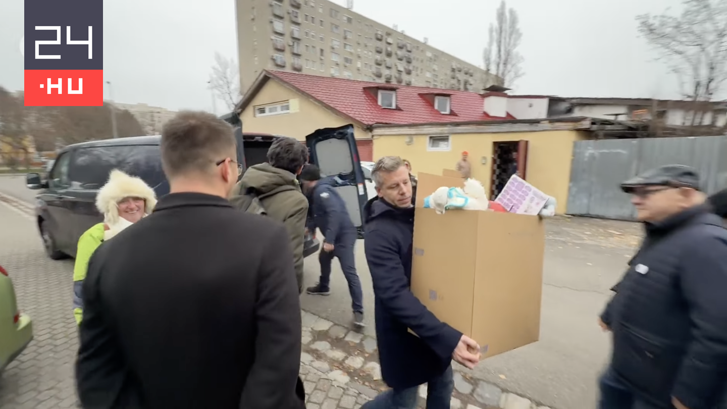 Magyar Péterék ismét játékadományokat vittek egy budapesti gyermekotthonba