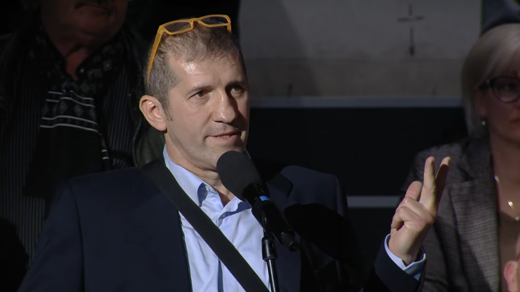 Megszólalt a férfi, aki felkérdezte Orbánt arról, miért lopták el a gyerekek jövőjét