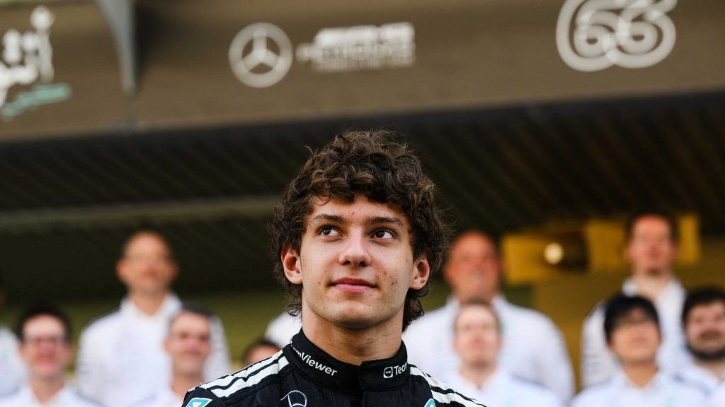 Beteg gyerekek karácsonyát varázsolta szebbé a Forma-1 idei legjobb újonca