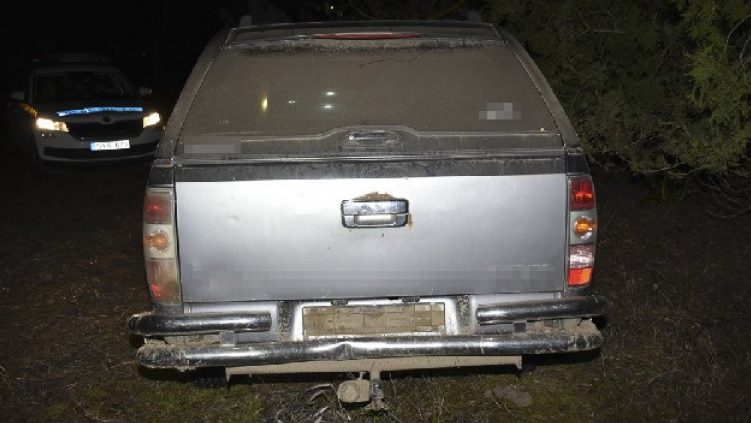 Járó motorral hagyta autóját a ház előtt, egy tolvaj elhajtott vele, majd a benne talált pénzből megtankolt, megreggelizett, és elment fürdőzni