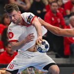 Magnus Sondena (b), a Kolstad Handball és Ahmed Hesham, a One Veszprém HC játékosa a férfi kézilabda Bajnokok Ligája csoportkörében játszott One Veszprém HC – Kolstad Handball mérkőzésen a One Veszprém Arénában 2025. november 19-én.