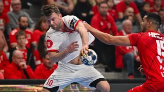 Magnus Sondena (b), a Kolstad Handball és Ahmed Hesham, a One Veszprém HC játékosa a férfi kézilabda Bajnokok Ligája csoportkörében játszott One Veszprém HC – Kolstad Handball mérkőzésen a One Veszprém Arénában 2025. november 19-én.