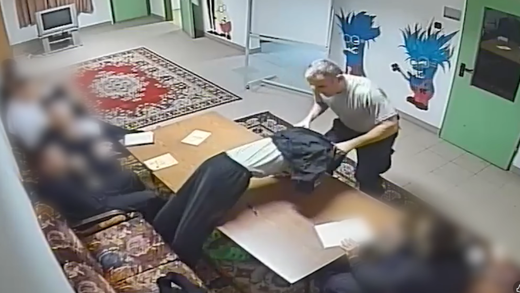 Letartóztatták Kovács-Buna Károlyt, a Szőlő utcai javítóintézet volt megbízott igazgatóját, aki megrugdosott egy földön fekvő gyereket