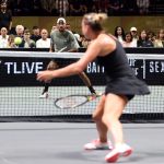 Nick Kyrgios és Arina Szabalenka a nemek harca elnevezésű teniszmeccsen, Dubajban.