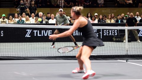 Nick Kyrgios és Arina Szabalenka a nemek harca elnevezésű teniszmeccsen, Dubajban.