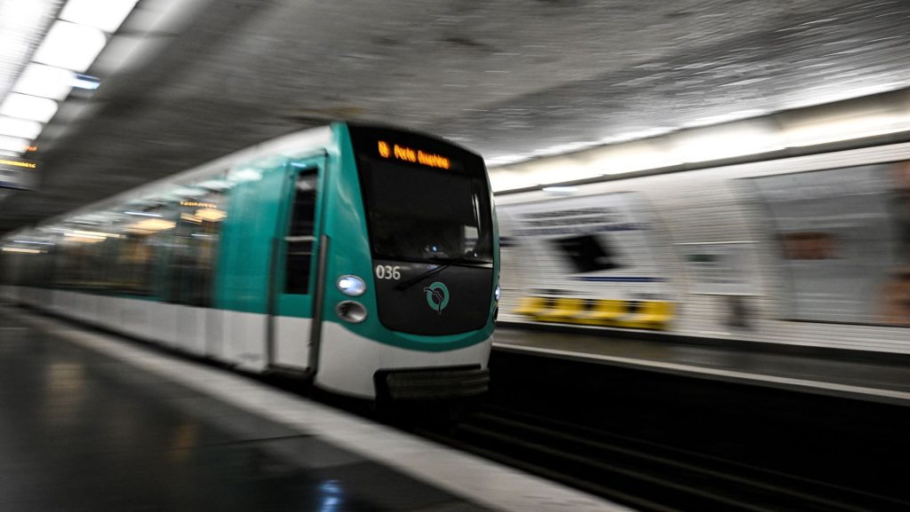 Késsel megsebesítettek több nőt a párizsi metróban