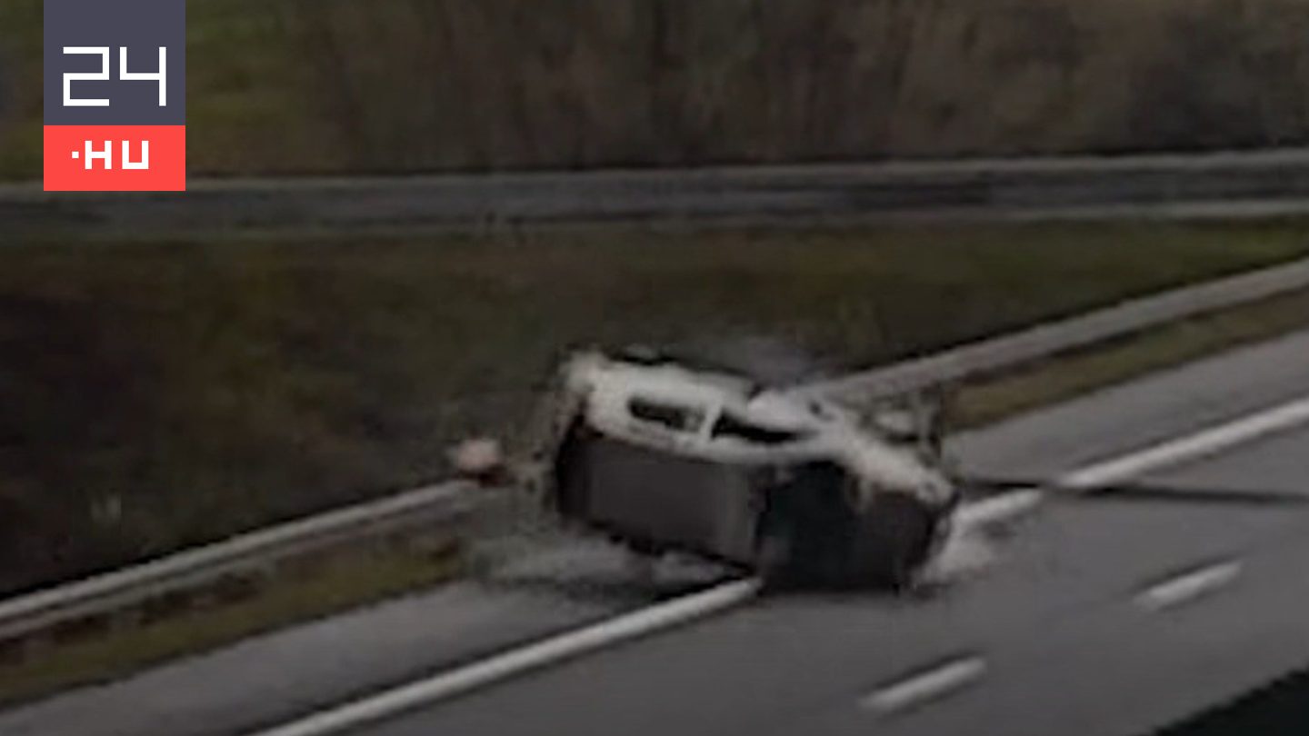 Videón, ahogy háromszor átfordult a levegőben egy autó az M1-en