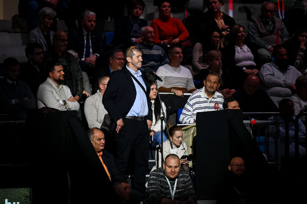 Miért nem véditek meg a gyerekeket? Ki az a fontos ember, akinek a mocskosságait fedezitek? – kérdezték Orbántól a DPK-n 1