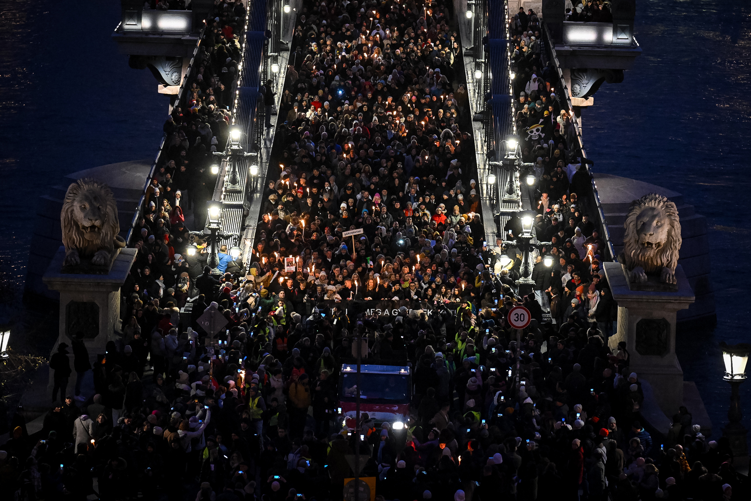 A Lánchídon megy át a menet 2