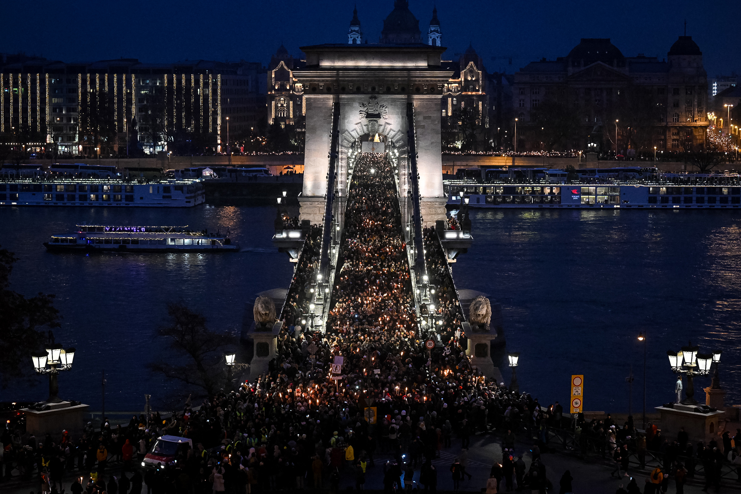 A Lánchídon megy át a menet 3