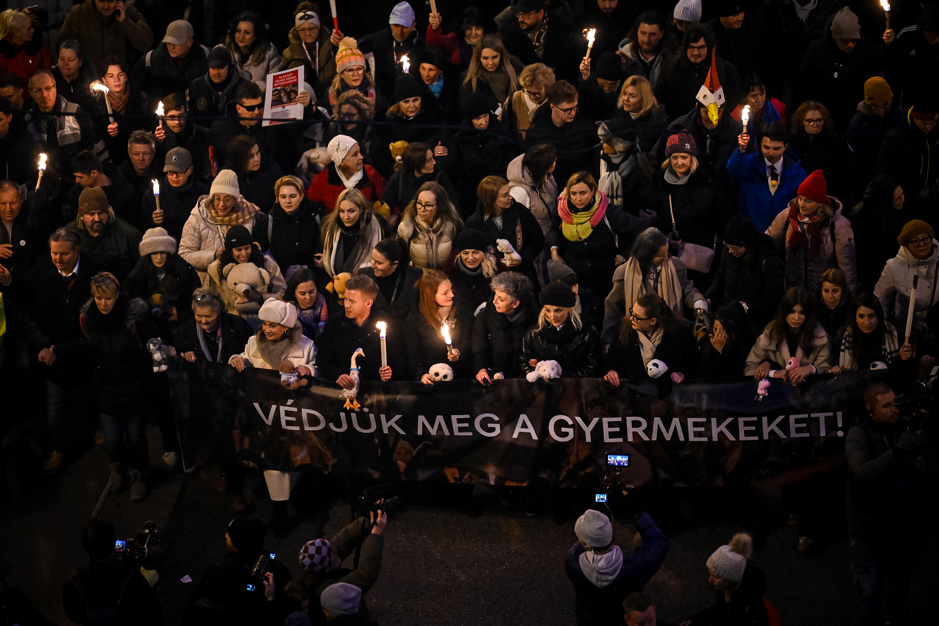 A Lánchídon megy át a menet 1