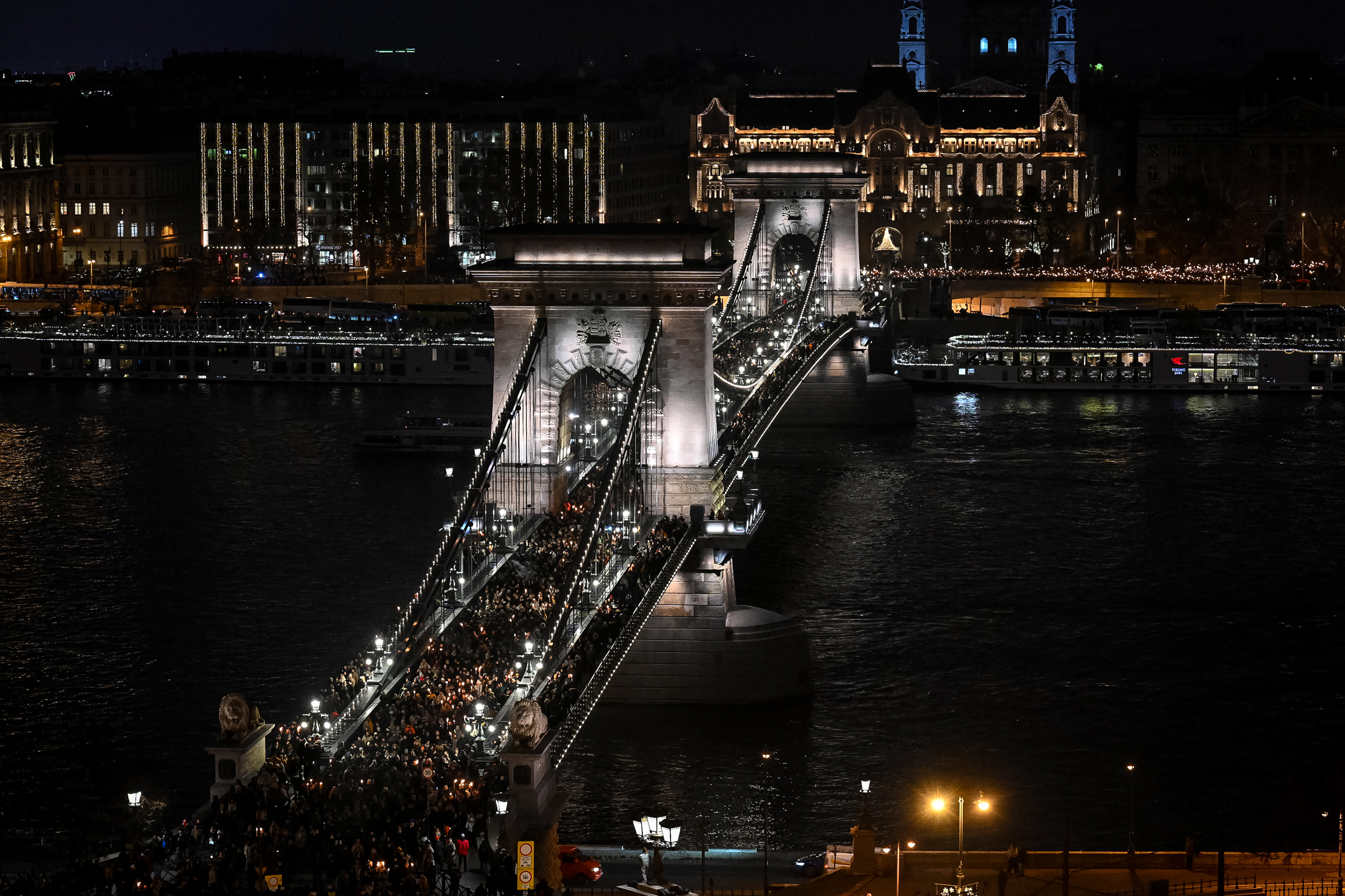 A Lánchídon megy át a menet 4