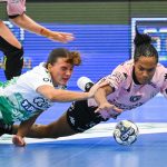 Océane Sercien Ugolin (j), a Debrecen és Helena Elver Hageso, a Győr játékosa a női kézilabda Bajnokok Ligája A csoportjának 5. fordulójában játszott DVSC Schaeffler - Győri Audi ETO KC mérkőzésen a debreceni Hódos Imre rendezvénycsarnokban 2025. október 25-én.