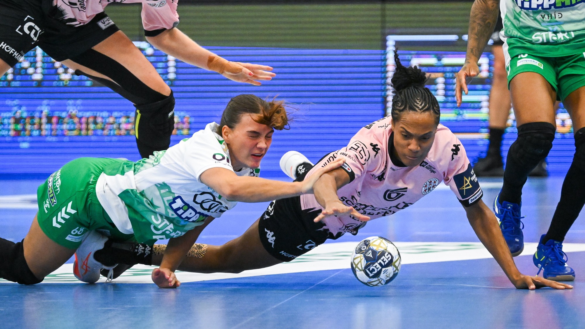 Océane Sercien Ugolin (j), a Debrecen és Helena Elver Hageso, a Győr játékosa a női kézilabda Bajnokok Ligája A csoportjának 5. fordulójában játszott DVSC Schaeffler - Győri Audi ETO KC mérkőzésen a debreceni Hódos Imre rendezvénycsarnokban 2025. október 25-én.