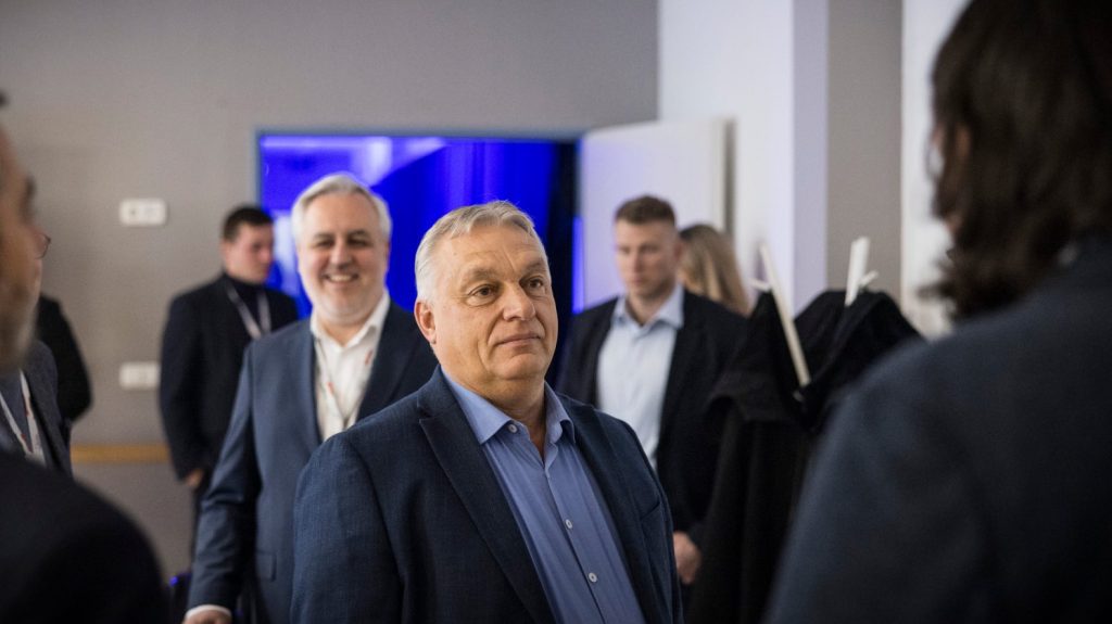 Orbán az alvási szokásairól beszélt, miközben Isztambulba repült