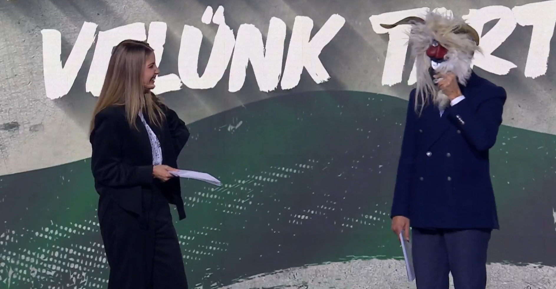 Orbán szerint a régió gazdasági központja vagyunk, Rákay busómaszkban gúnyolódott Magyar Péteren 1 Rákay busómaszk