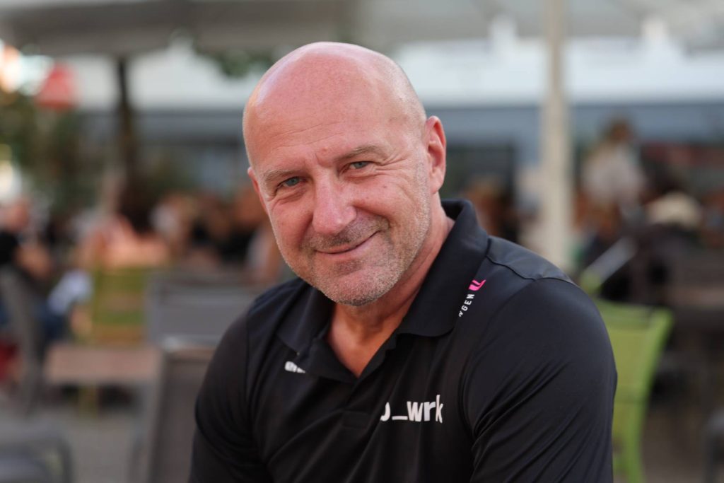 „Nagyon kevés látszik a beleölt magyar milliárdokból” – interjú Rott Ferenccel, aki tehetséges futballedzőből lett neves kézilabda-sportvezető 1