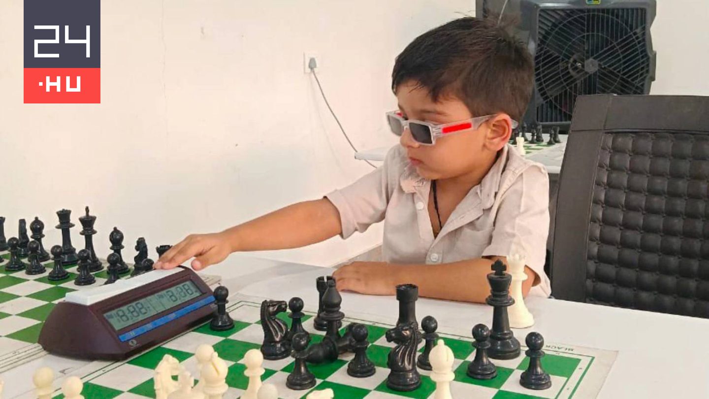 Egy hároméves indiai óvodást csodál a sakkvilág