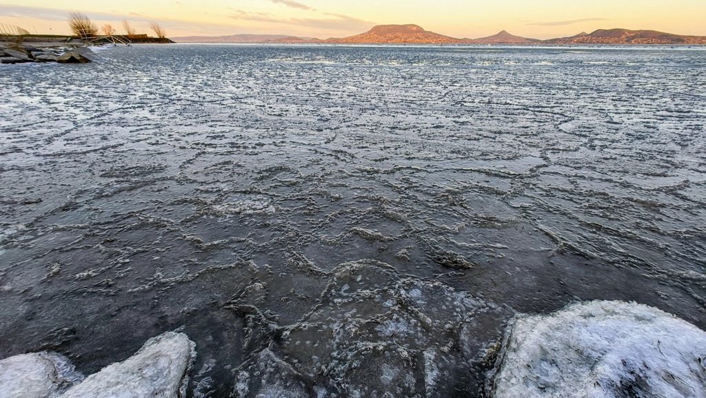 A jeges, befagyó Balaton Fonyodról nézve.