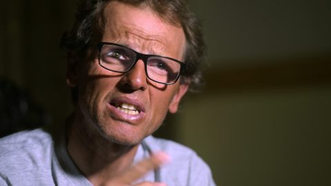 Simone Moro olasz hegymászó, a világ egyik vezető alpinistája beszél az AFP-vel egy interjú során Iszlámábádban.