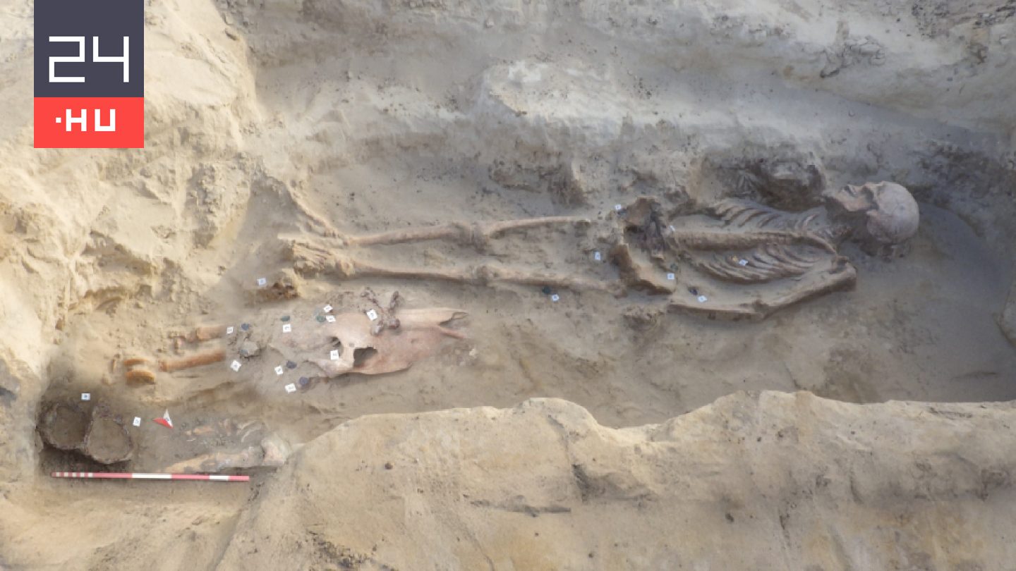 „Igazi szenzáció” – honfoglalás kori elit harcos sírját és kincseit találták meg Akasztónál