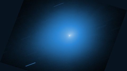 A Hubble űrteleszkóp friss fotóját december 4-én hozta nyilvánosságra a NASA. A fénykép november 30-án készült, amikor a 3I/ATLAS mintegy 286 millió kilométerre volt a távcsőtől.