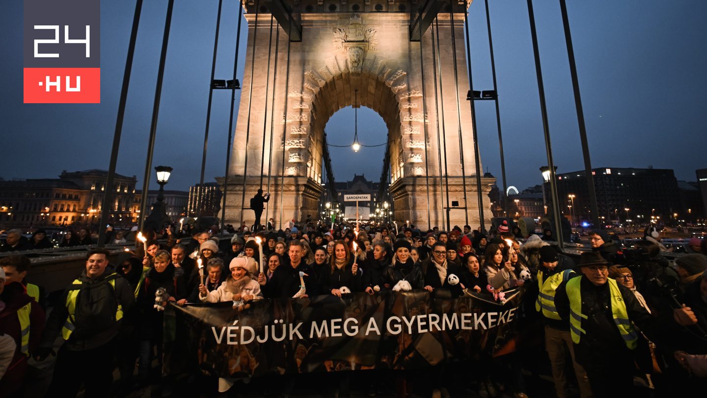 A Lánchídon megy át a menet