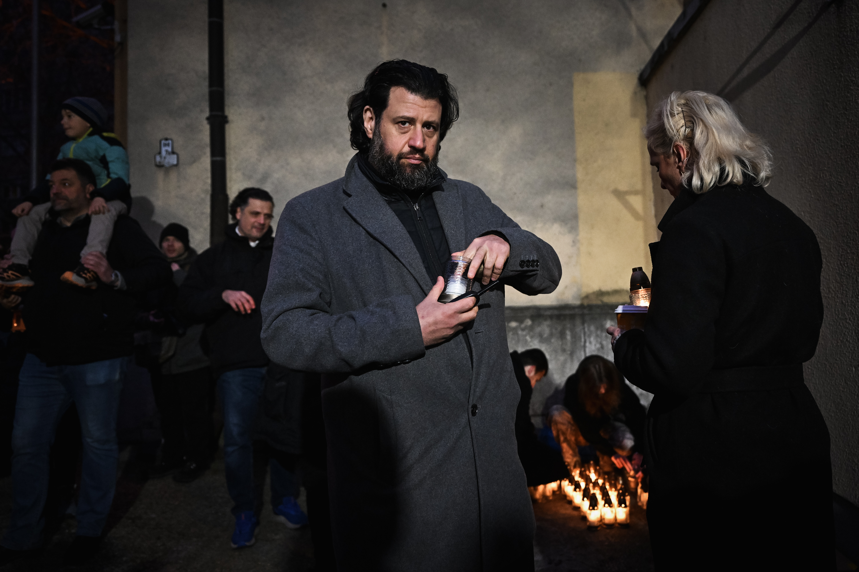 A Szőlő utcai javítóintézetnél tüntettek Puzsér Róberték 2