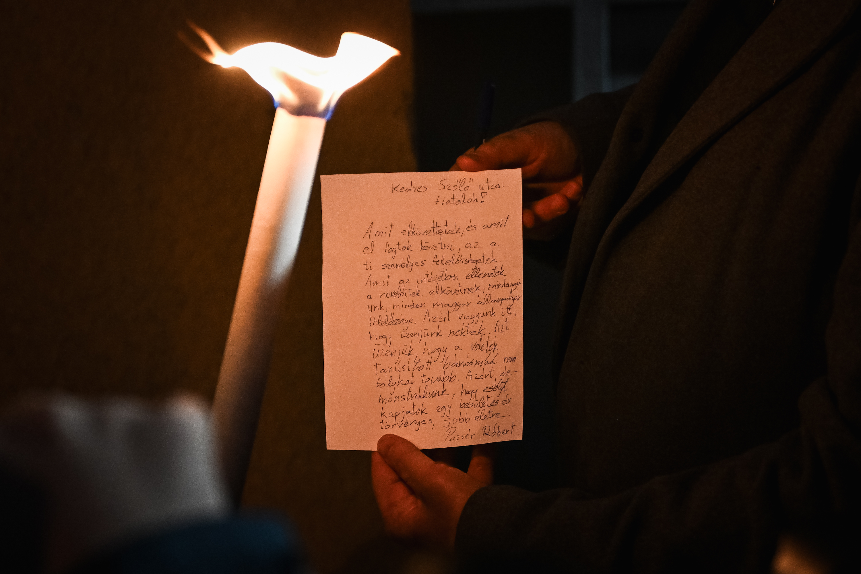 A Szőlő utcai javítóintézetnél tüntettek Puzsér Róberték 1