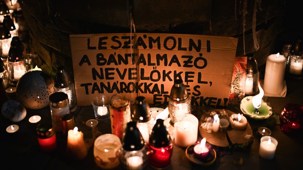 Képeken Puzsérék Szőlő utcai néma tüntetése