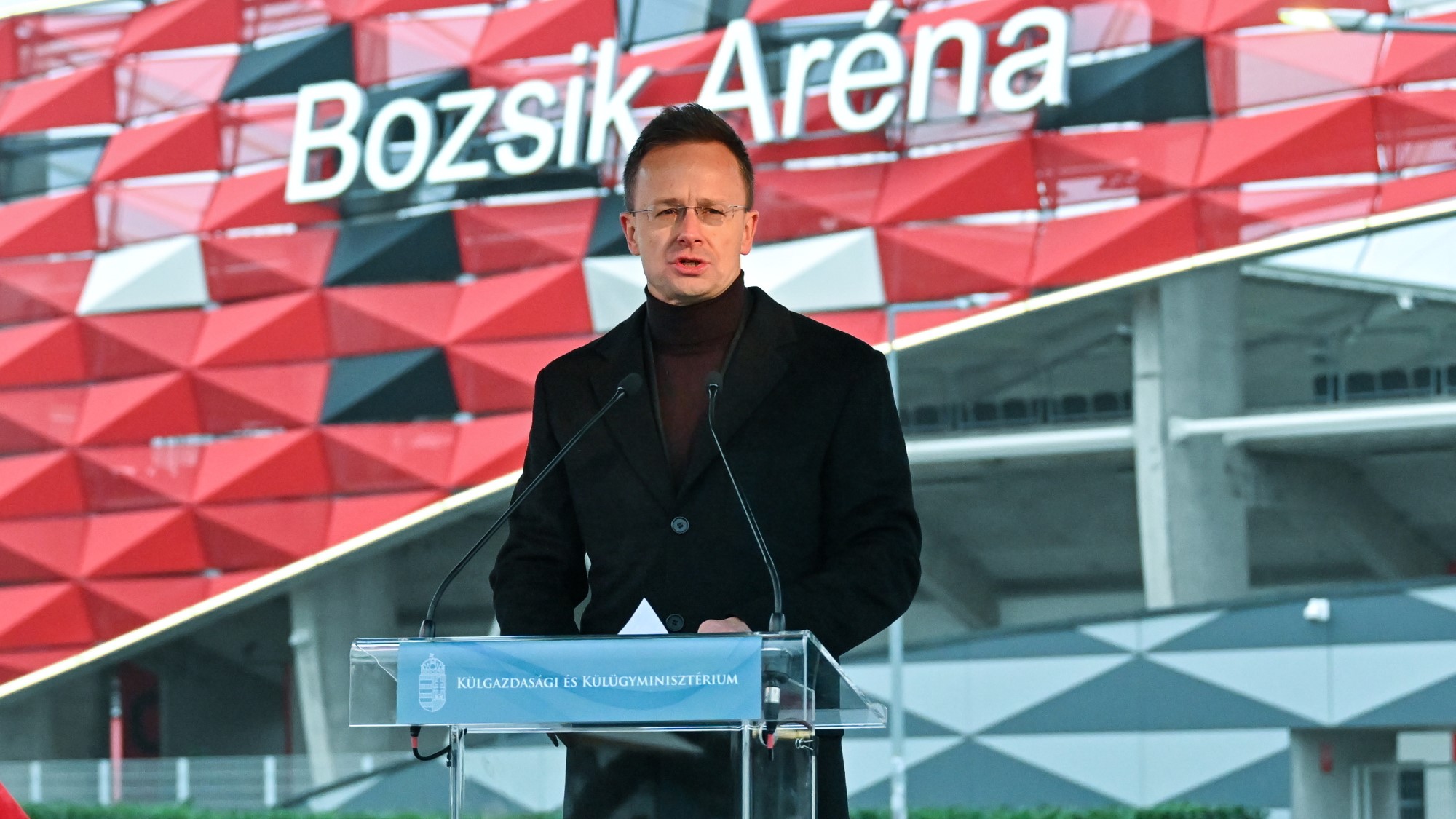 Szijjártó Péter külgazdasági és külügyminiszter beszédet mond Bozsik József szobrának felavatásán a kispesti Bozsik Aréna előtt 2025. december 2-án.
