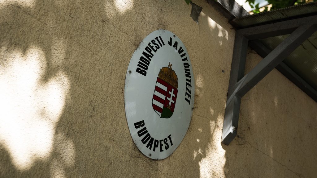 Meg akarta akadályozni a Szőlő utcai javítóintézet ügyintézője, hogy a hatóságok bejussanak a volt igazgató irodája mögött lévő fürdőszobás szobába