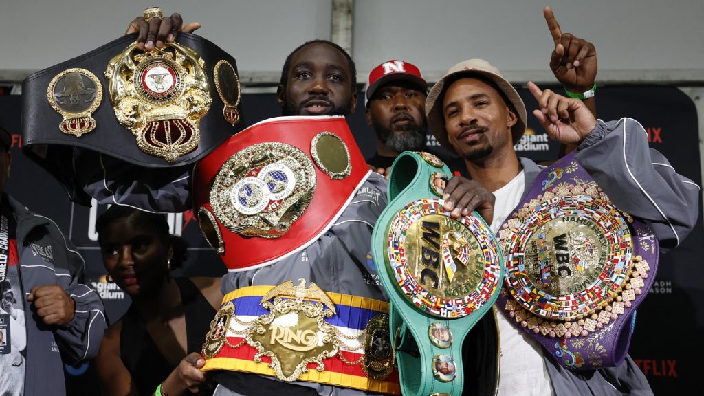 Terence Crawford az öveivel látható a vitathatatlan nagyközépsúlyú bajnoki címért vívott mérkőzése után, ahol egyhangú pontozással győzte le Canelo Alvarezt 2025. szeptember 13-án, Las Vegasban, Nevadában.