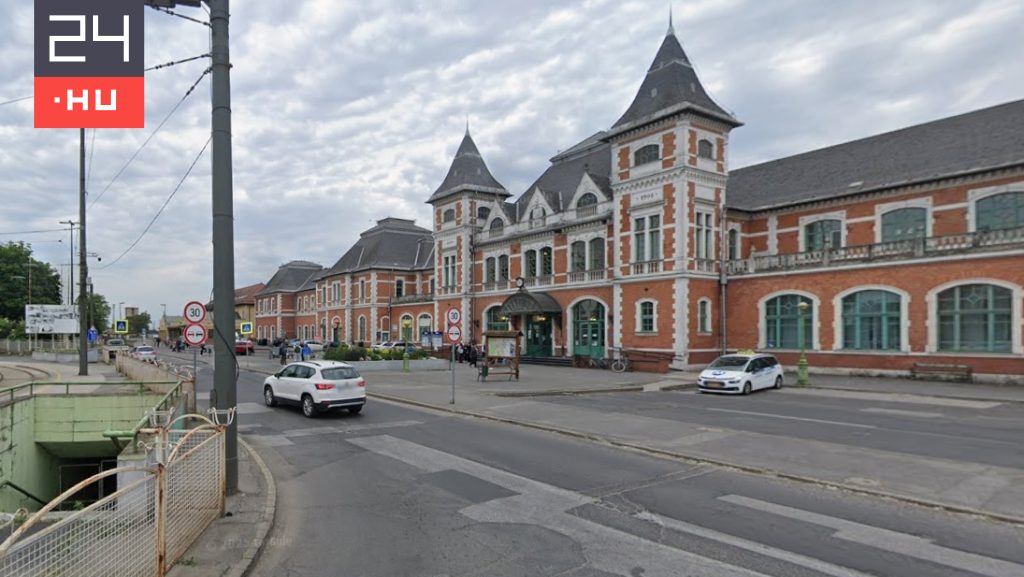 Kézen fogva sétált a nővel, majd közösült vele a vasútállomásnál egy bokorban, végül dühében szétkaszabolta a nő nemi szervét