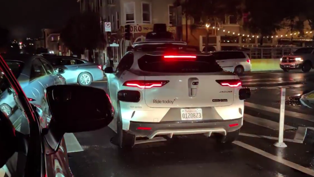 Az út közepén robbantak le a Waymo önvezető taxijai egy áramszünet miatt