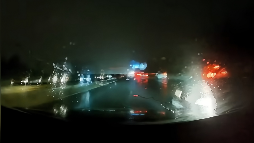 Merész manőver után, nagy tempónál pördült meg egy autó az M0-son – Videó