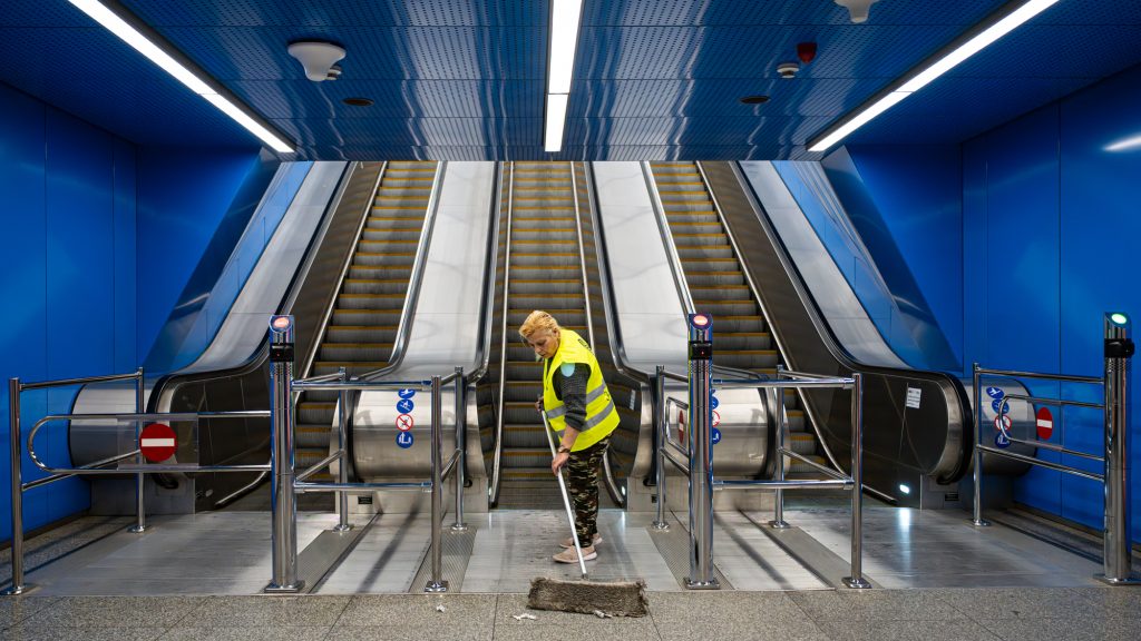 Nyolcvan ember – Ennyin múlik, hogy a budapesti metróállomások minden nap tiszták legyenek