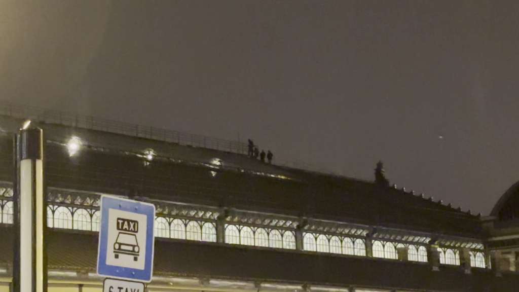 Feljutottak a Nyugati pályaudvar tetejére szelfizni, keresik őket