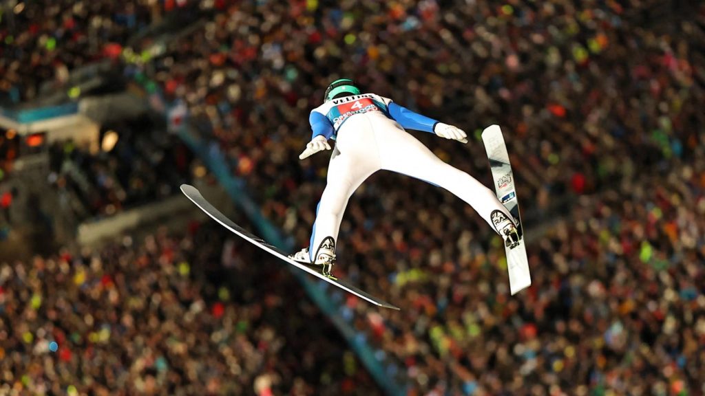 Ruhabotránnyal indult a Négysáncverseny, három milliméter miatt kizárták a második helyezett síugrót