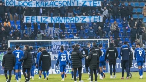 A zalaegerszegi játékosok megköszönik a szurkolást a labdarúgó Fizz Liga 18. fordulójában játszott Zalaegerszegi TE FC - MTK Budapest mérkőzés után a zalaegerszegi ZTE Arénában 2025. december 20-án.