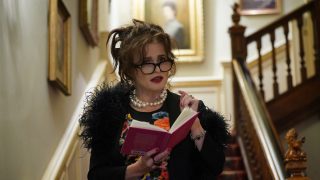 Helena Bonham Carter verset olvas fel egy könyvből egy lépcsőn állva