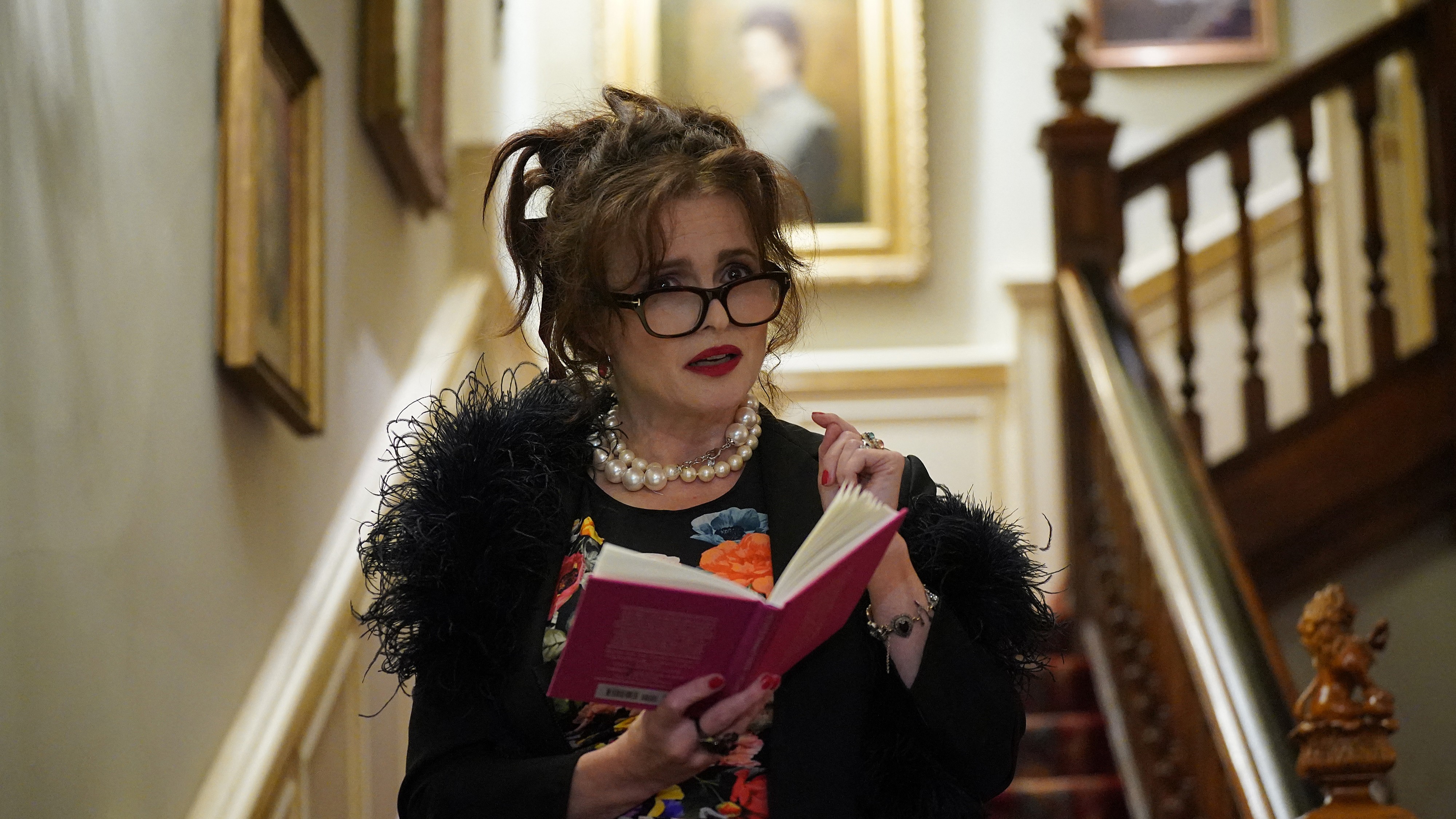 Helena Bonham Carter verset olvas fel egy könyvből egy lépcsőn állva