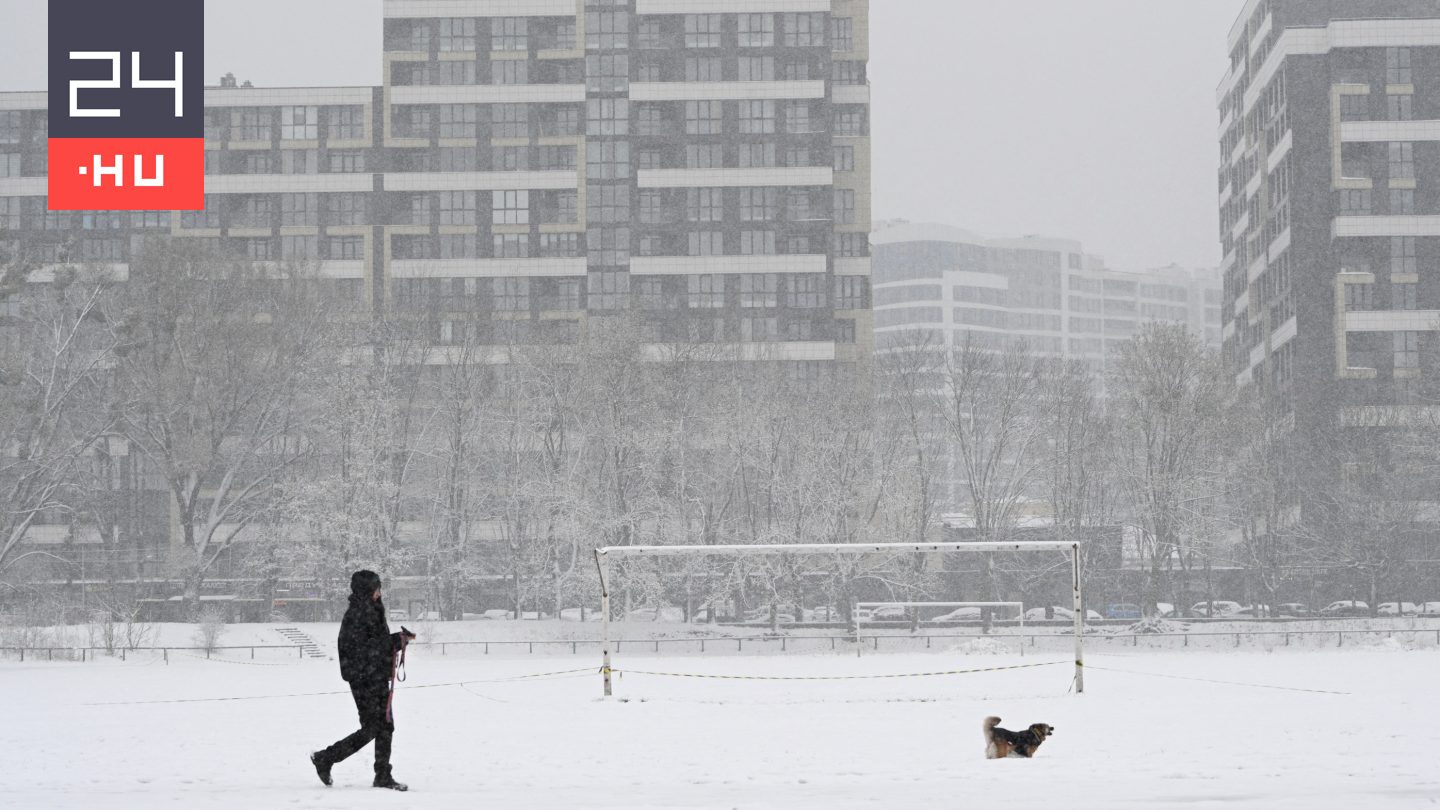 Egy ukrán önkormányzati munkást az sem akadályozta meg a hólapátolásban, hogy becsapódik mellette egy drón