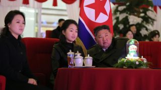 Kim Dzsongun észak-korei diktátor lányával és feleségével szilveszterkor.