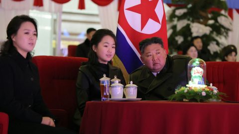 Kim Dzsongun észak-korei diktátor lányával és feleségével szilveszterkor.